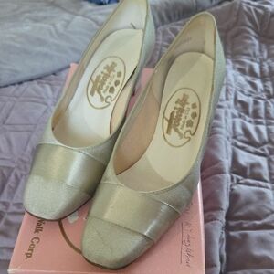 Touch Ups Women's Heels in Elegant Gold